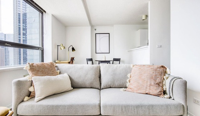 Lovely Streeterville Studio w/Gym, Pool, near Navy Pier, by Blueground