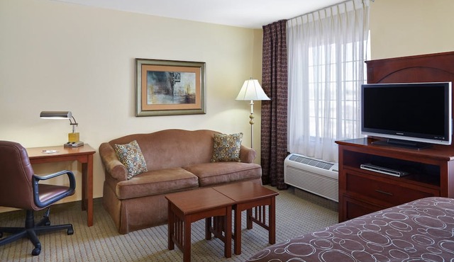 Studio Close to the Airport! | Free Breakfast + Shared Hot Tub and Indoor Pool