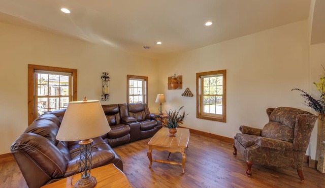 'McJugger’s Loft:' Walk to Lake, Park, Restaurants
