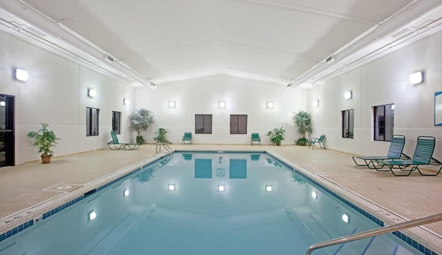 Great for Business Travel! Equipped Suite with Pool Access + Free Breakfast