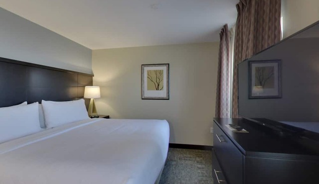 King Suite. Free Breakfast. Pool with a Slide. Great for Business Travelers!