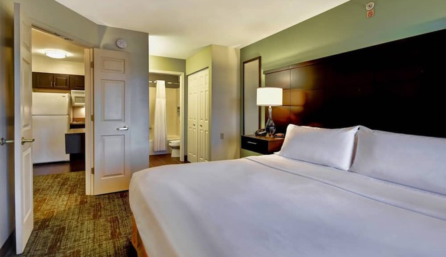 King Suite. Free Breakfast. Pool. Near East Towne Mall!