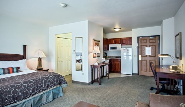King Studio Suite w/Pool & Free Breakfast