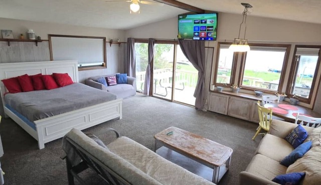 Gr Campau cottage 1 bed · Lakefront hot swim pool spa cottage