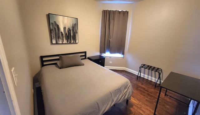 Large 3 bdrm/dining in the heart of Logan Square mins to DOWNTOWN