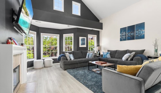 Dramatic Wrigley Loft +PRIVATE Rooftop, Center of Wrigley, Ranked GUEST FAVORITE