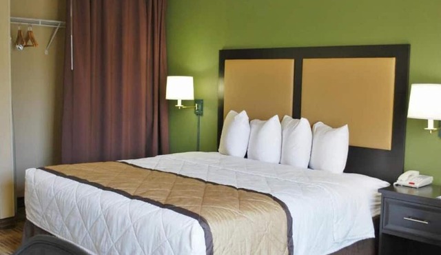 1 King Bed | Non-Smoking, Kitchen