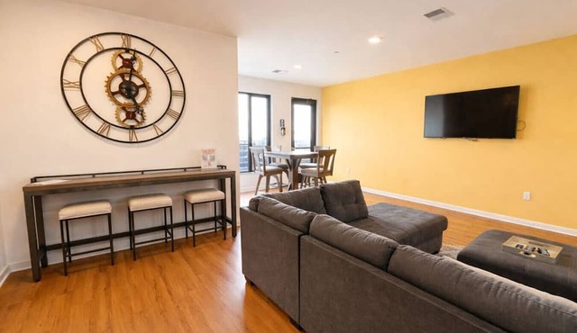 Walker`s Point Designer 2BR · Prime Location with Balcony and Gym · Sleeps 6