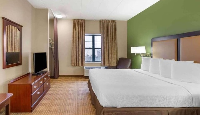 Cozy King bed,Nsmk|Kitchen|Shower|Studio 6 Chicago