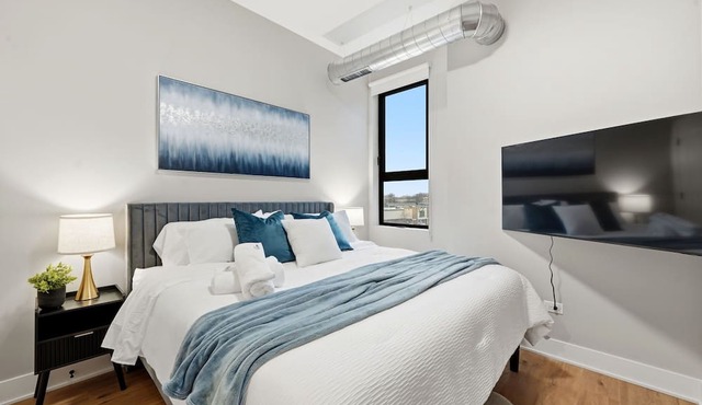 Comfy Condo - Gym, Free Parking & Modern Amenities