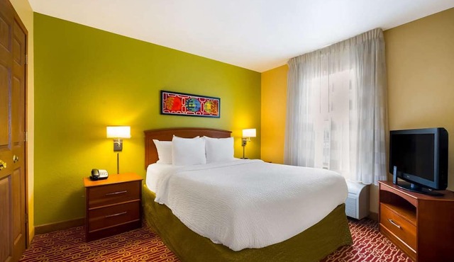 Apartment-Style Suite w/Spacious Kitchen Near Meadowbrook Lake