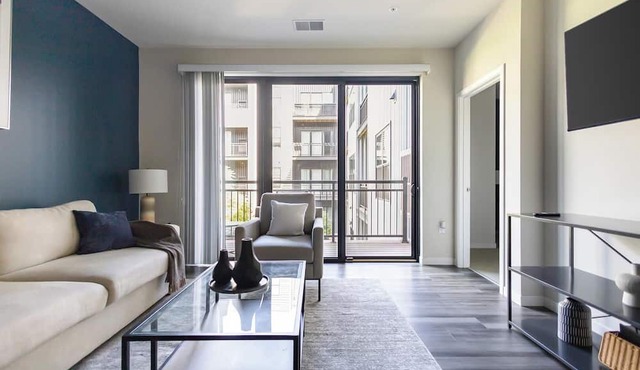 Landing | Modern 1BD, Courtyard, Clubhouse