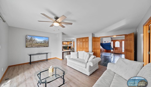 Pickleball Court | Lake Views | Pool Table | Sleeps 10