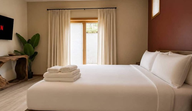 1 Free Parking, Sleeps 10