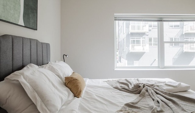 East Side 1BR Near Brady St and Fiserv with Balcony | Sleeps 4