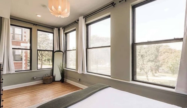 Dwellish Rentals - Hyde Park Luxury Stay 5BR Near Lake & UChicago