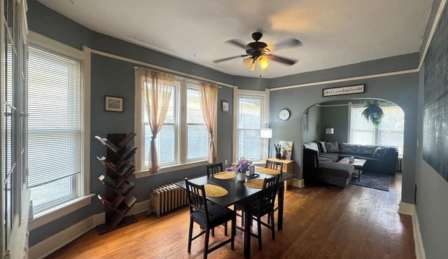 2-bedroom king bed, condo with AC-heat in downtown walkable Milwaukee