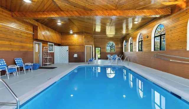 4 Tranquil Units with Free Breakfast and Indoor Pool Near Rialto Theatre