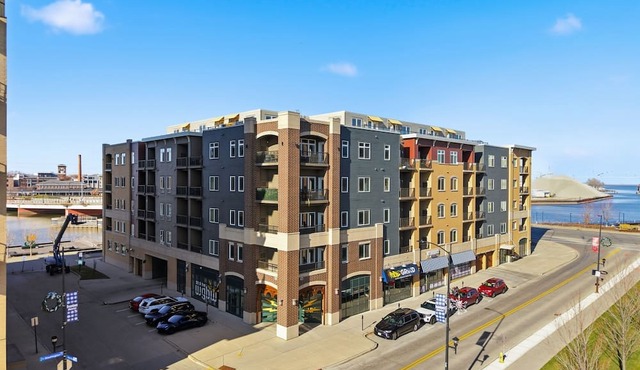 Riverfront Retreat – 10 Mins to Lambeau!