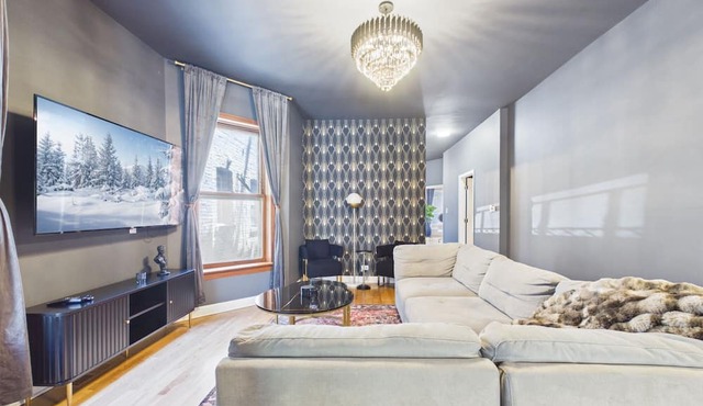 The Dakin Estate: 4BR Art Deco speakeasy duplex in Wrigleyville, 5 min from Wrigley Field. Designed for groups, it blends curated interiors, elevated finishes, and entertainment-focused spaces for Cubs games, concerts, and Chicago nightlife.