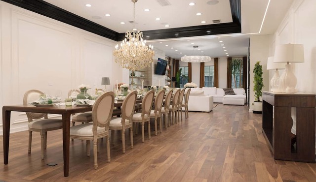Stunning Gold Coast Home: 12BD 6BA & Rooftop Patio