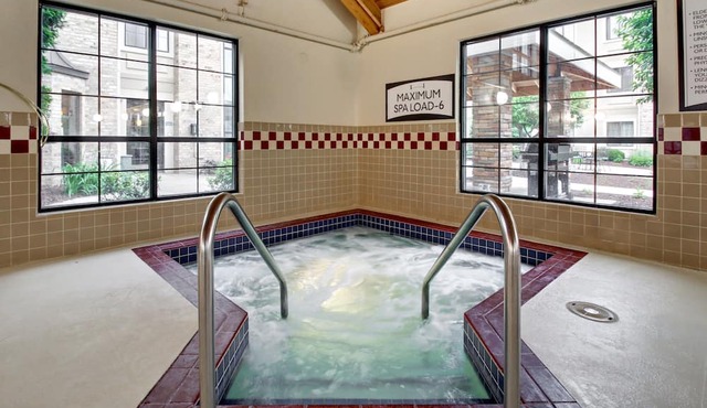 Accessible 1BR Suite w/Tub | Hot Breakfast + Pool