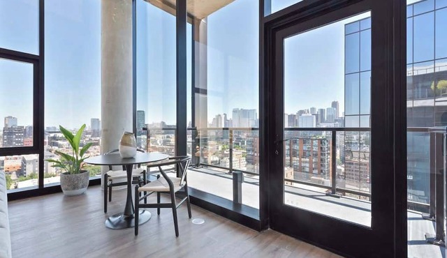 Prime 4BR Penthouse w/Skyline Views for Families