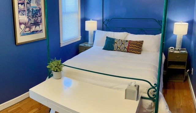Vintage City Chic: The Artist's Haven. 5 Blocks from Lake Michigan!