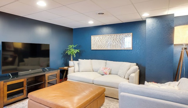 Cozy Milwaukee Apartment w/Deck, 2 Mi to Airport!