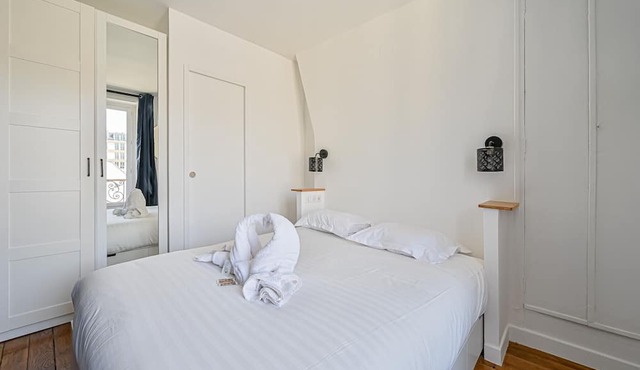 Parisian Flat at Square Du Temple - N192