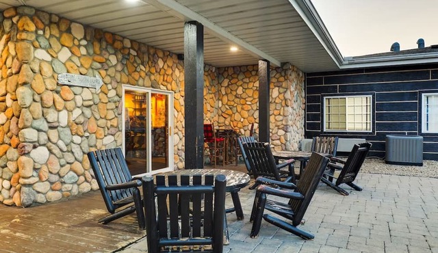 Theme Suite w Kitchenette & Dry Bar! Stoney Creek Peoria | 2 Units