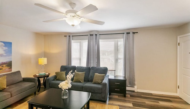 Modern new Apt just 1/2 mile to DT Libertyville!