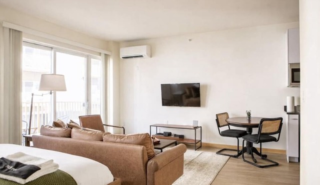 Modern Walker`s Point Studio with Gym and Balcony