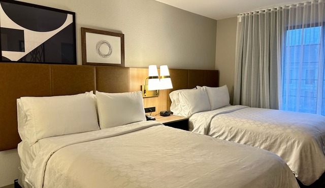 1-BR Suite With Two Double Beds & Full Kitchen