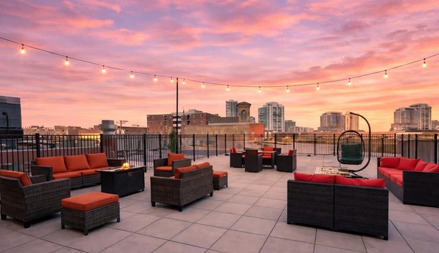 Spacious 2BR Group Retreat Near McCormick Place