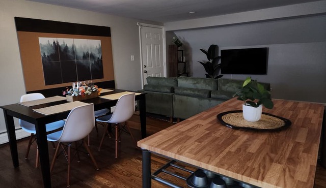 Cozy 2 bd/1ba upper apt -Free WIFI, parking -1mi to Geneva 3rd & Chicago Metra