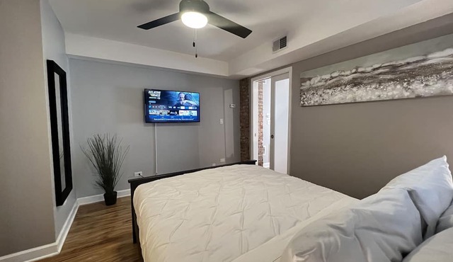 Bridgeport Place -free parking, McCormick-Sox Park