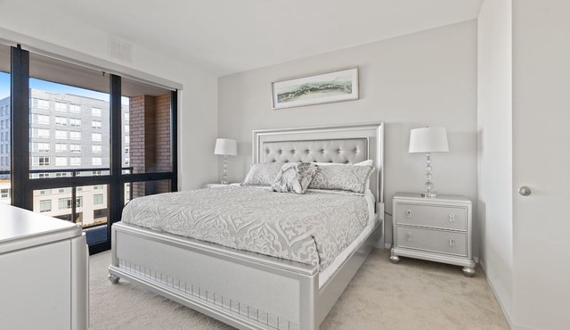 "Faith of Evanston" 180°view, 2BDR +2Bath Urban luxury