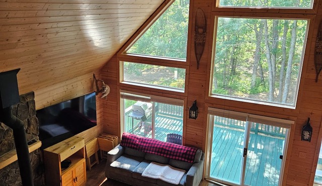 Fantastic 4 bedroom chalet sleeps 10 close to trails and Higgins lake