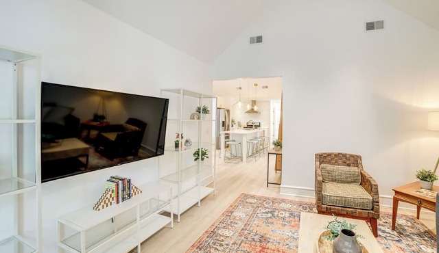 1 Mi to Dtwn Grand Rapids: Chic Condo w/Balcony!