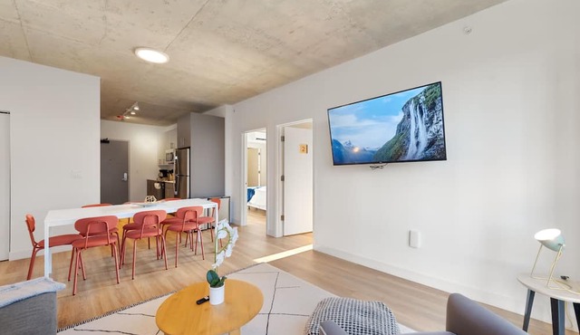 Sophisticated 4BR Suite - Walk to Shops, Dining & Transit