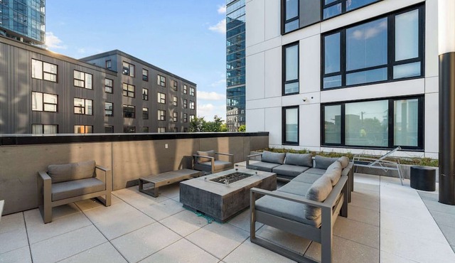 Spacious 4BR Central Apartment w/Skyline Views