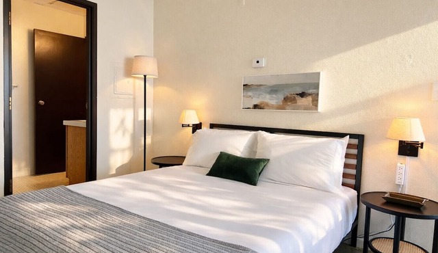 Westown Studio Apt Near Fiserv, Baird, and Theater District