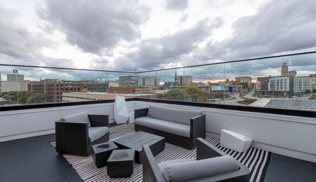 Modern Studio Apt with Rooftop, Gym, and Parking - Sleeps 4