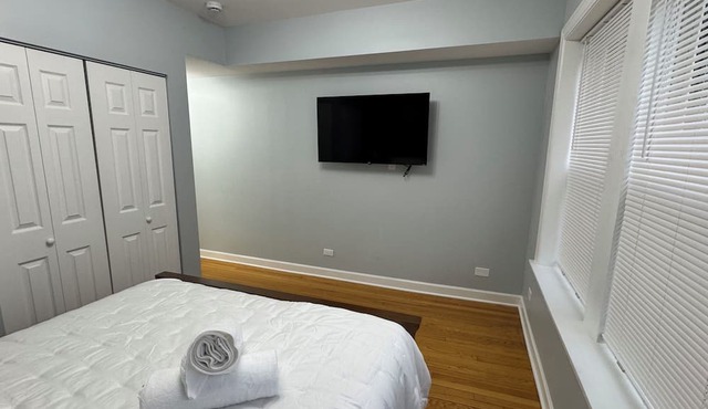 Spacious Skokie Retreat - 2BR/2BA - Mins to Chicago, mall & Train