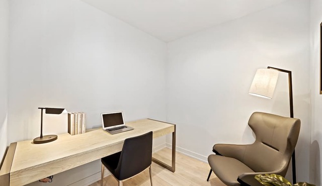 Luxury Meets Comfort: River North Rentals with Chic Style & Prime Chicago Access