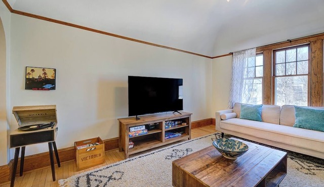 Stunning Brewers Hill Retreat with 2 bedrooms & 1 bath