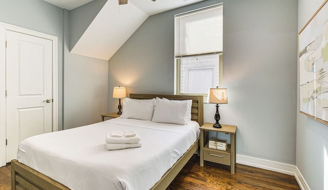 Walk to Blue Line: Sleek Apartment in Bucktown!