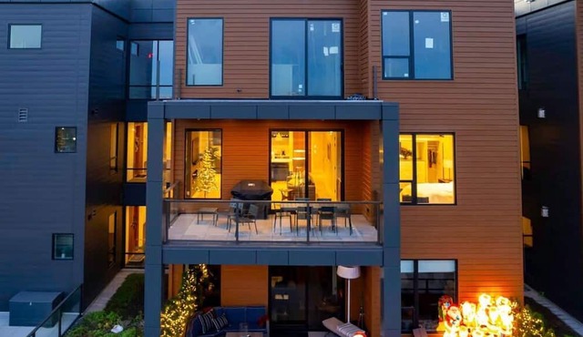 Holland Downtown Lux Condo: City Views, King Bed