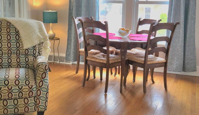 Charming Cozy 2-bedroom apartment near Vander Veer Park with AC, parking, WiFi